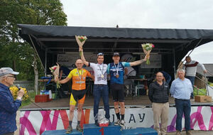 UN PODIUM POUR YVON